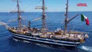 Amerigo Vespucci, la Nave della Marina Militare incontra la costa orientale della Sicilia