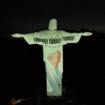 Rio de Janeiro, il Cristo Redentore illuminato con l’immagine di Papa Francesco