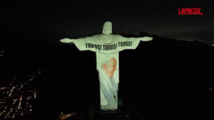 Rio de Janeiro, il Cristo Redentore illuminato con l’immagine di Papa Francesco