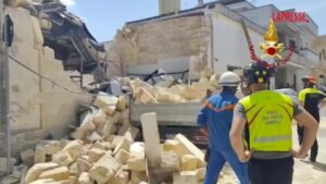 Lecce, crolla palazzina a Carmiano: i soccorsi nel video dei vigili del fuoco