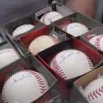 Conclave 2025, il cardinale Radcliffe autografa una palla da baseball a un collezionista