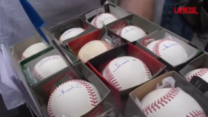 Conclave 2025, il cardinale Radcliffe autografa una palla da baseball a un collezionista