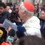 Conclave 2025, il cardinale Radcliffe: “Trump vestito da Papa? Indicibile”