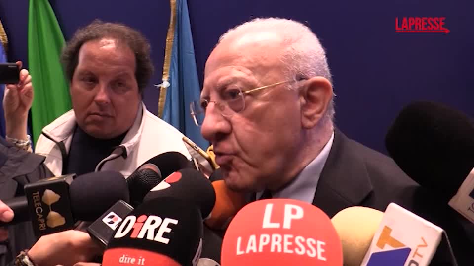 Napoli, De Luca: “Tanti politicanti parlano della Campania senza sapere nemmeno dov’è” Napoli, De Luca: “Tanti politicanti parlano della Campania senza sapere nemmeno dov’è”