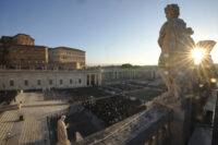 Fedeli arrivano in Piazza San Pietro per i funerali di Papa Francesco - Conclave 2025
