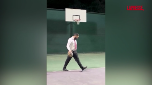 Siria, il video del presidente Ahmad al-Sharaa mentre gioca a basket