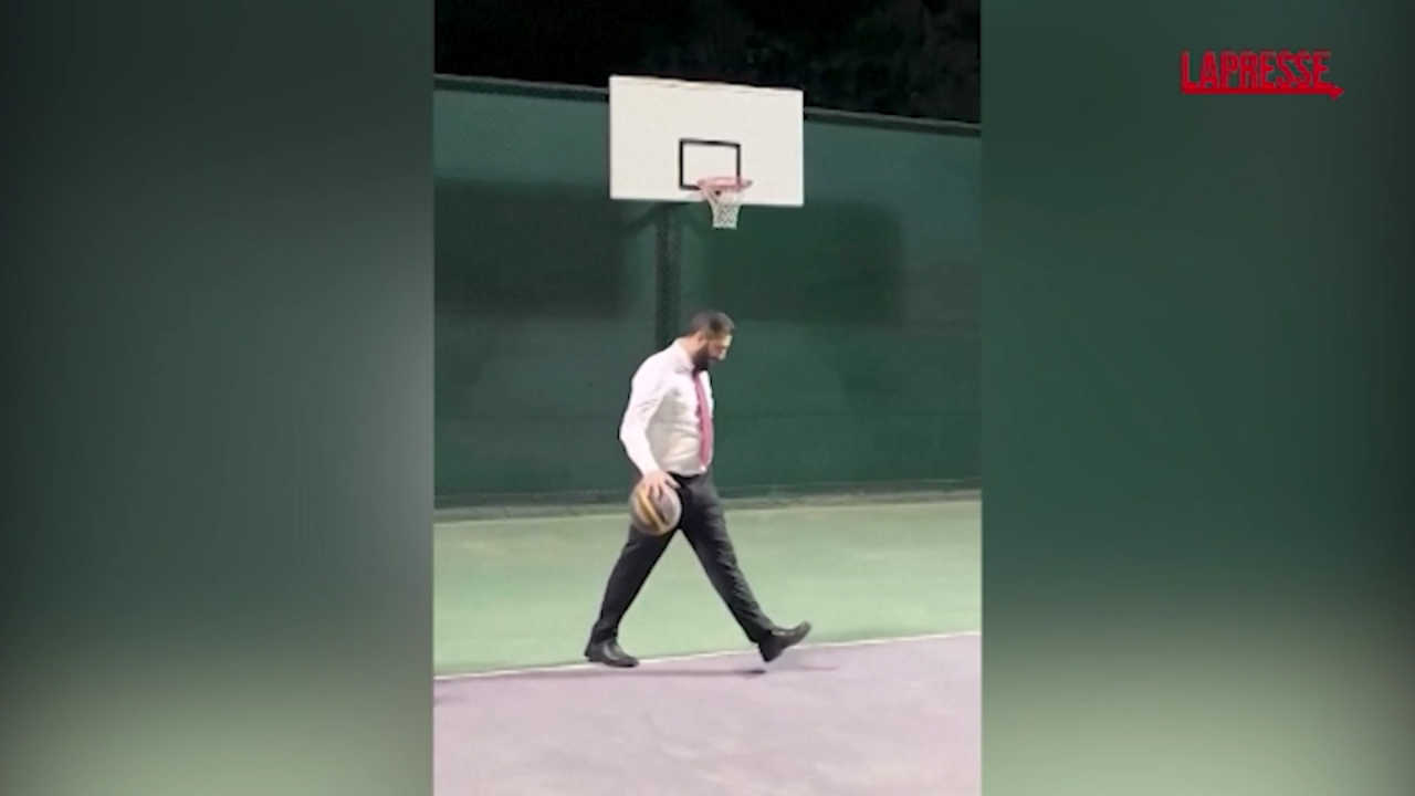 Siria video da Lapresse.it siria il video del presidente ahmad alsharaa mentre gioca a basket