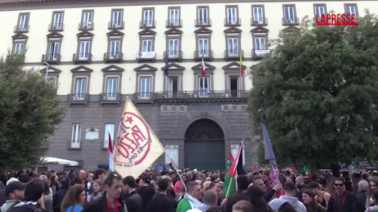 Caso turisti da Lapresse.it caso turisti israeliani a napoli oltre mille persone alla manifestazione propalestina a piazza municipio