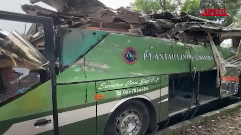 Indonesia bus da Lapresse.it indonesia bus si ribalta in discesa 12 morti e 23 feriti