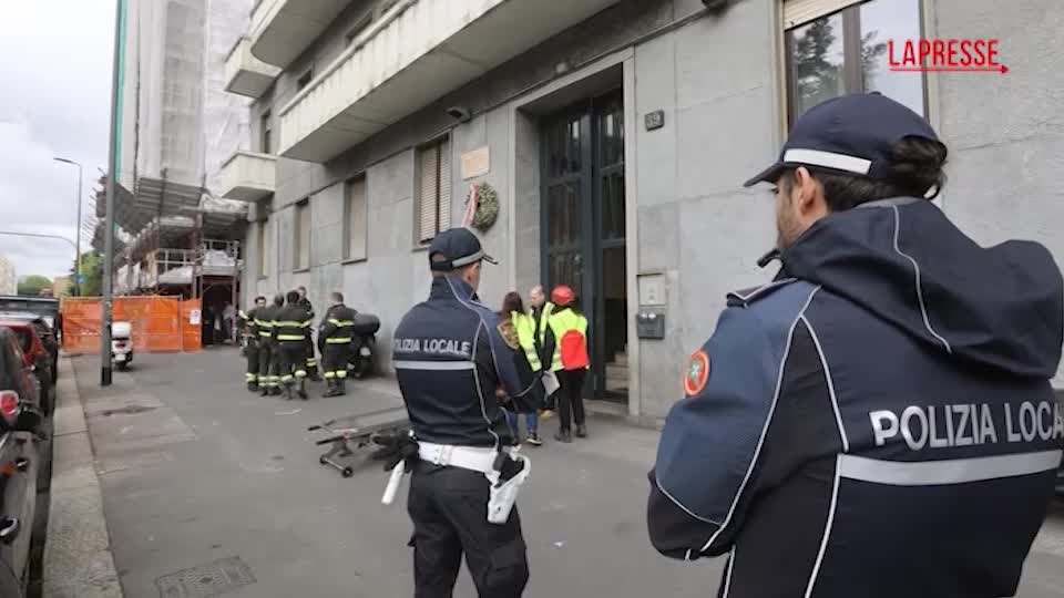 Milano, operaio cade da impalcatura e muore: sul posto polizia e vigili del fuoco Milano, operaio cade da impalcatura e muore: sul posto polizia e vigili del fuoco
