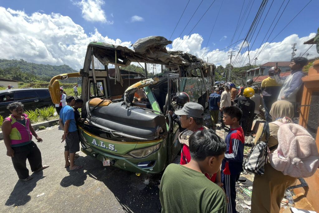 Indonesia, cedono i freni e un bus si ribalta: 12 morti Indonesia, cedono i freni e un bus si ribalta: 12 morti