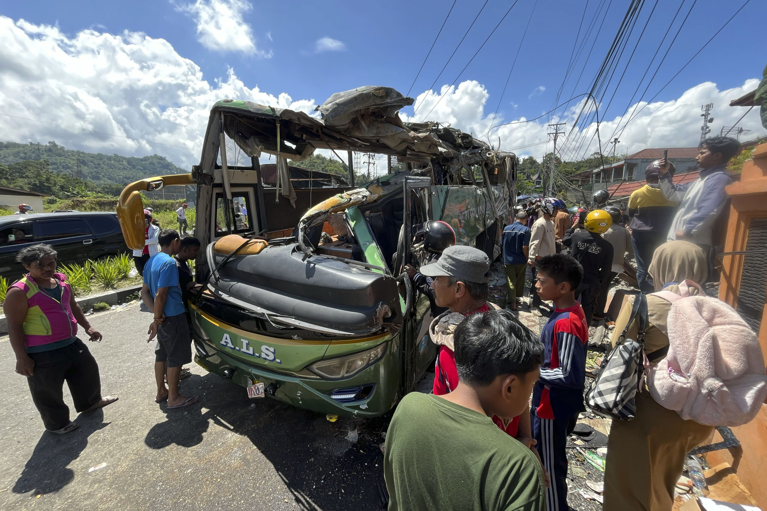 Indonesia, cedono i freni e un bus si ribalta: 12 morti