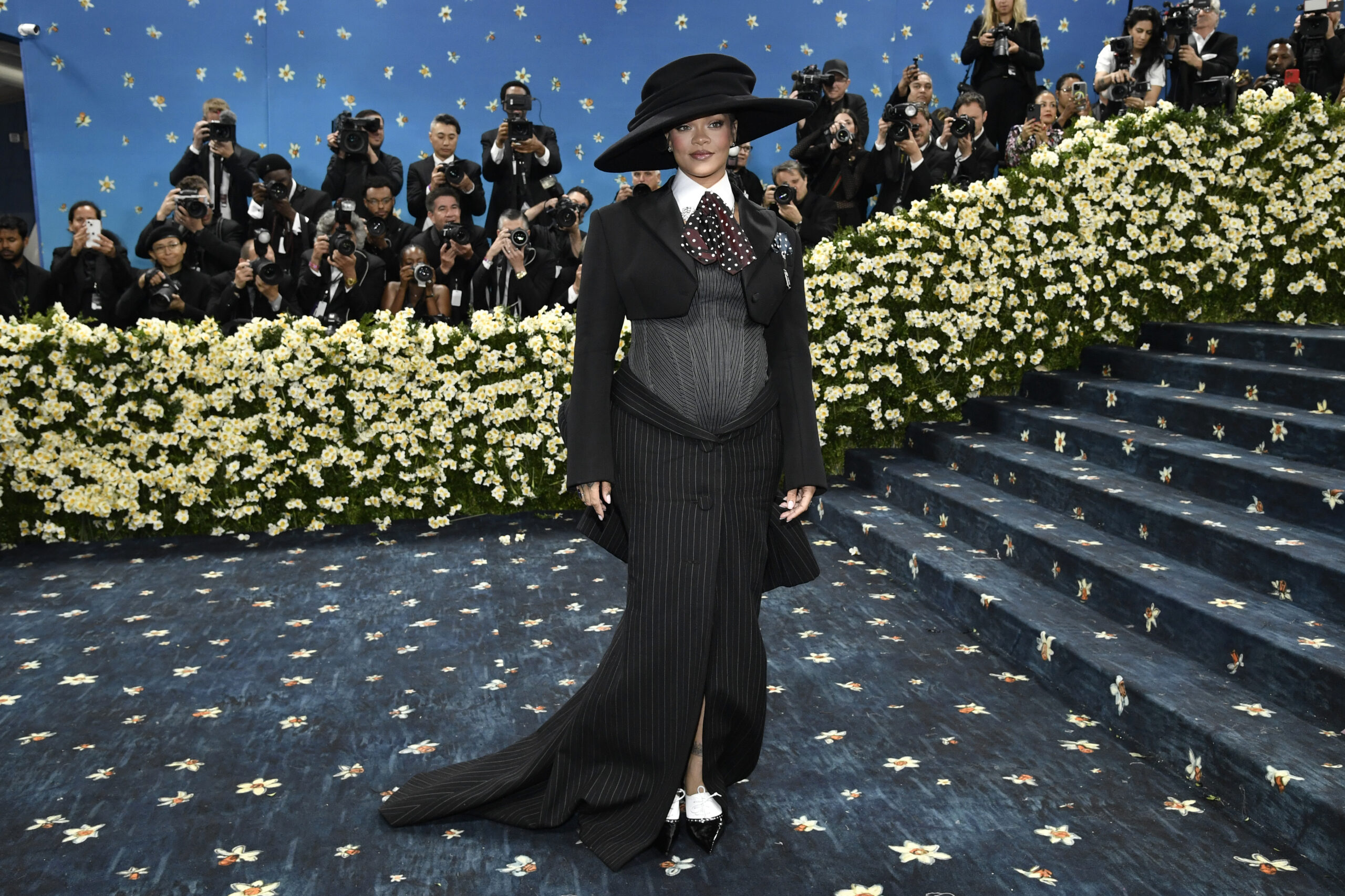 Rihanna incinta, rivela la sua terza gravidanza al Met Gala – FOTO