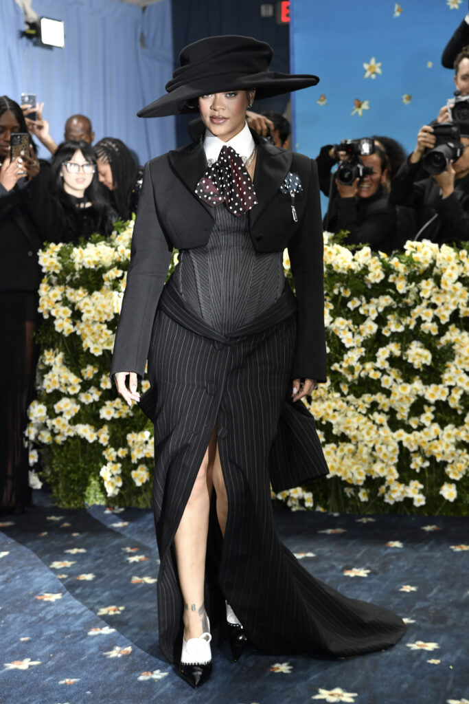 Galleria foto 'Rihanna incinta, rivela la sua terza gravidanza al Met Gala – FOTO' - foto 3