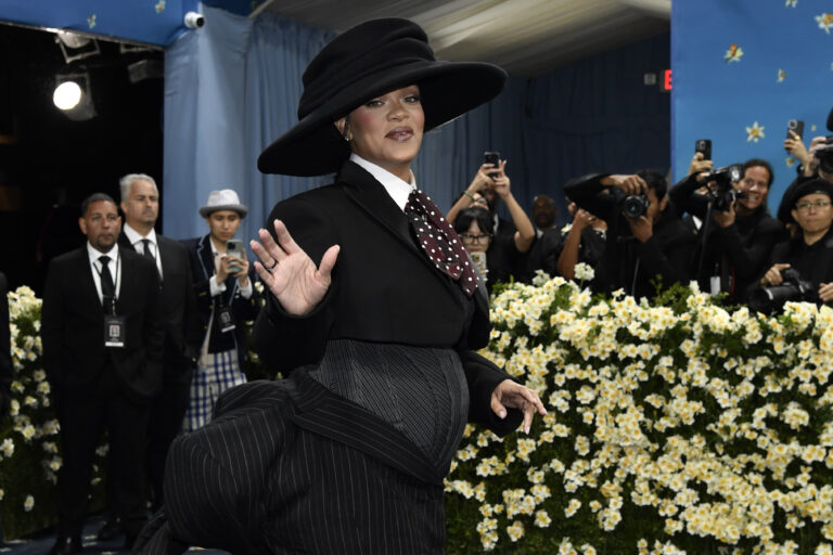 Rihanna incinta, rivela la sua terza gravidanza al Met Gala – FOTO