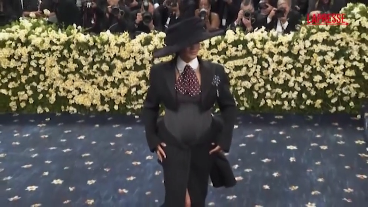 Rihanna incinta, il video al Met Gala 2025 Rihanna incinta, il video al Met Gala 2025