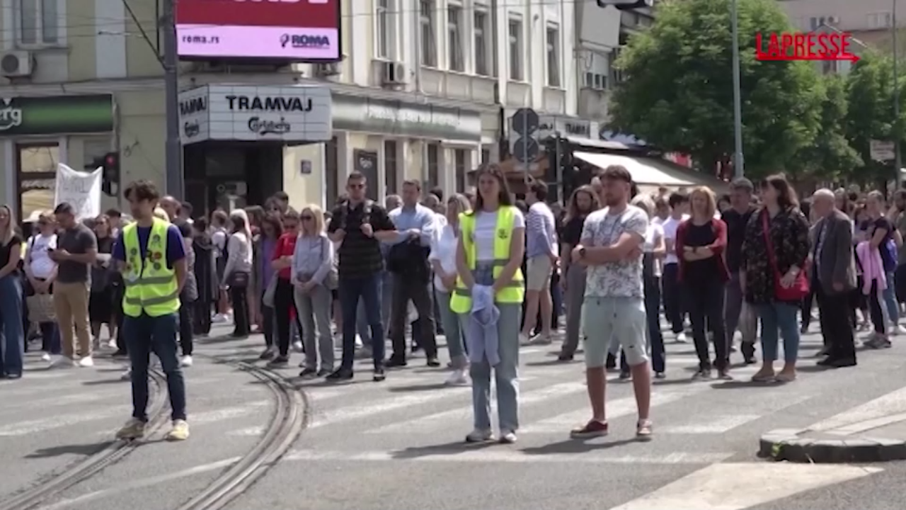 Serbia, gli studenti in piazza in silenzio per le elezioni anticipate Serbia, gli studenti in piazza in silenzio per le elezioni anticipate