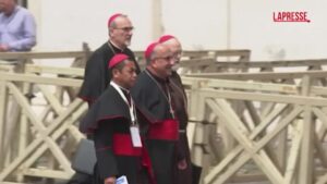 Conclave 2025, finite le fasi preliminari: i cardinali arrivano in Vaticano
