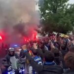 Inter-Barcellona, la carica dei tifosi all’arrivo dei nerazzurri a San Siro