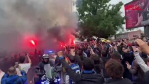 Inter-Barcellona, la carica dei tifosi all’arrivo dei nerazzurri a San Siro