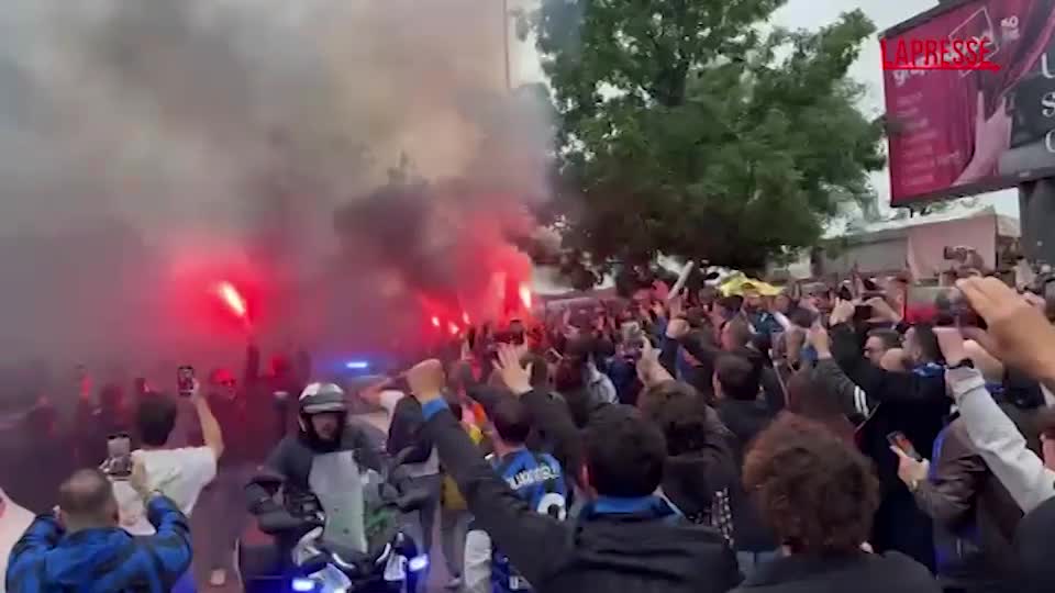 Inter Barcellona, la carica dei tifosi all’arrivo dei nerazzurri a San Siro Inter Barcellona, la carica dei tifosi all’arrivo dei nerazzurri a San Siro