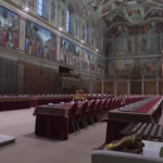 Conclave 2025, la Cappella Sistina pronta ad accogliere i cardinali elettori: le immagini