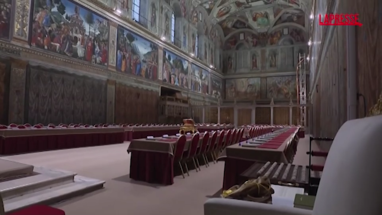 Conclave 2025, la Cappella Sistina pronta ad accogliere i cardinali elettori: le immagini Conclave 2025, la Cappella Sistina pronta ad accogliere i cardinali elettori: le immagini