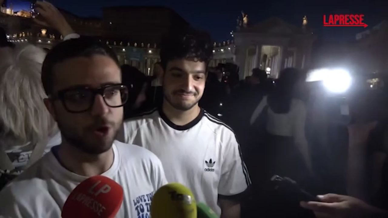 Conclave 2025, le voci dei fedeli in piazza dopo la fumata nera: “Ci abbiamo sperato” Conclave 2025, le voci dei fedeli in piazza dopo la fumata nera: “Ci abbiamo sperato”