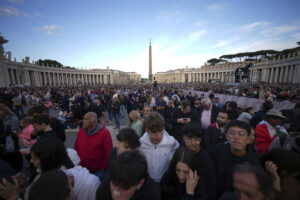 Conclave 2025 migliaia in piazza San Pietro