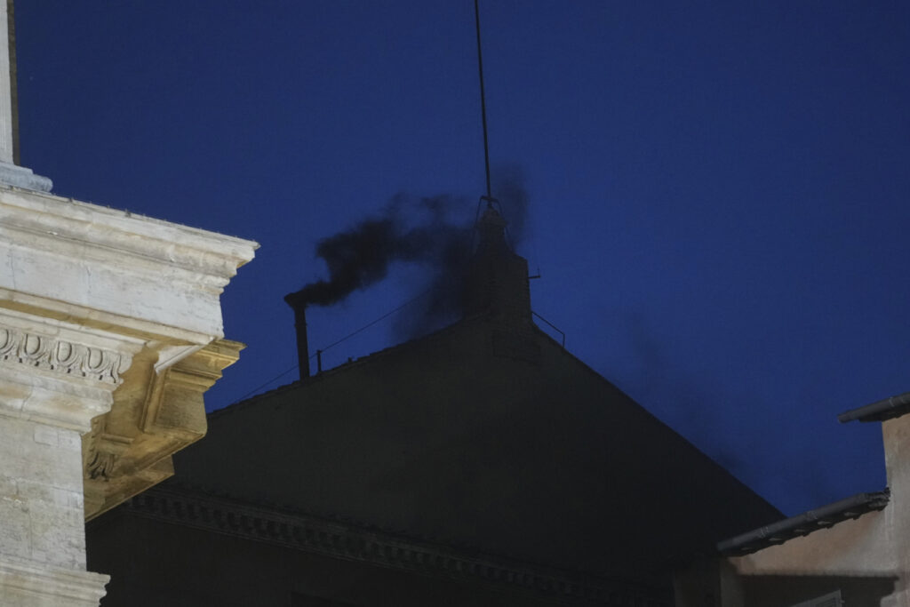 Conclave 2025, la prima fumata è nera. Negativa la prima votazione Conclave 2025, la prima fumata è nera. Negativa la prima votazione