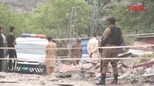 Pakistan, le bare delle vittime portate via dopo l’attacco indiano