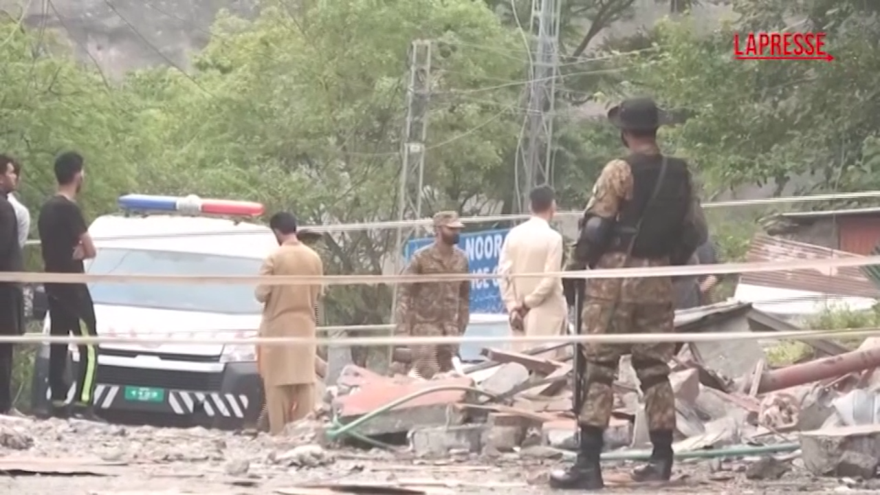 Pakistan, le bare delle vittime portate via dopo l’attacco indiano Pakistan, le bare delle vittime portate via dopo l’attacco indiano