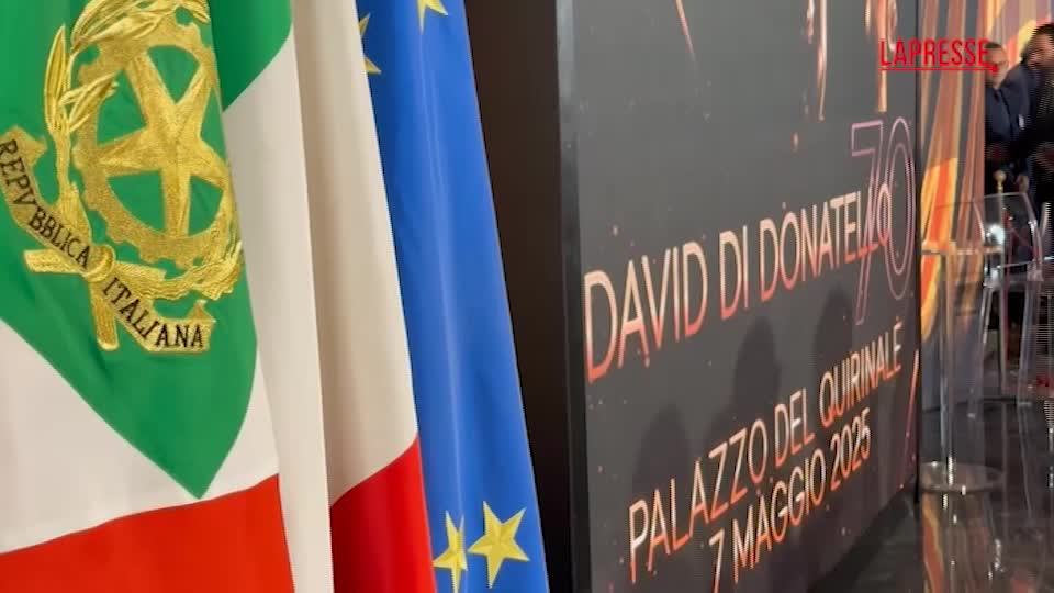 David di Donatello 2025, Mattarella riceve il premio speciale e scherza: “Confido mia perplessità” David di Donatello 2025, Mattarella riceve il premio speciale e scherza: “Confido mia perplessità”