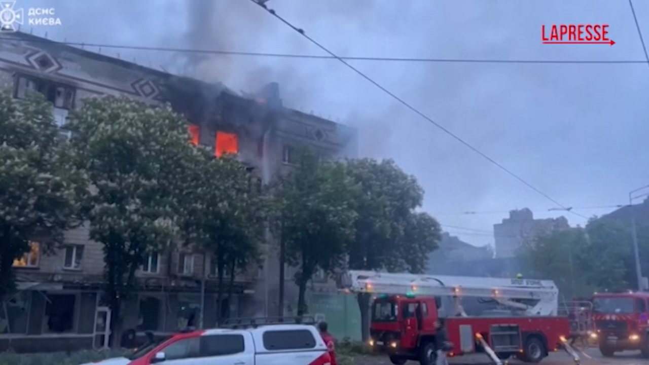 Ucraina, missili e droni russi su Kiev: due morti e otto feriti Ucraina, missili e droni russi su Kiev: due morti e otto feriti