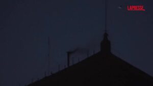 Conclave 2025, nera la prima fumata: la reazione in Piazza San Pietro