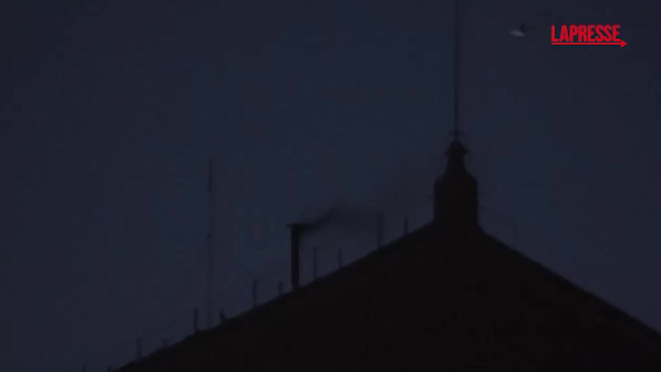 Conclave 2025, nera la prima fumata: la reazione in Piazza San Pietro Conclave 2025, nera la prima fumata: la reazione in Piazza San Pietro