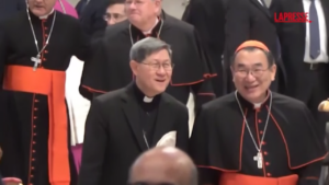 Conclave, l’arrivo dei cardinali in San Pietro: sfilano Pizzaballa, Zuppi e Tagle