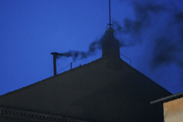 Conclave 2025, al via l’elezione del nuovo Papa: la prima fumata è nera