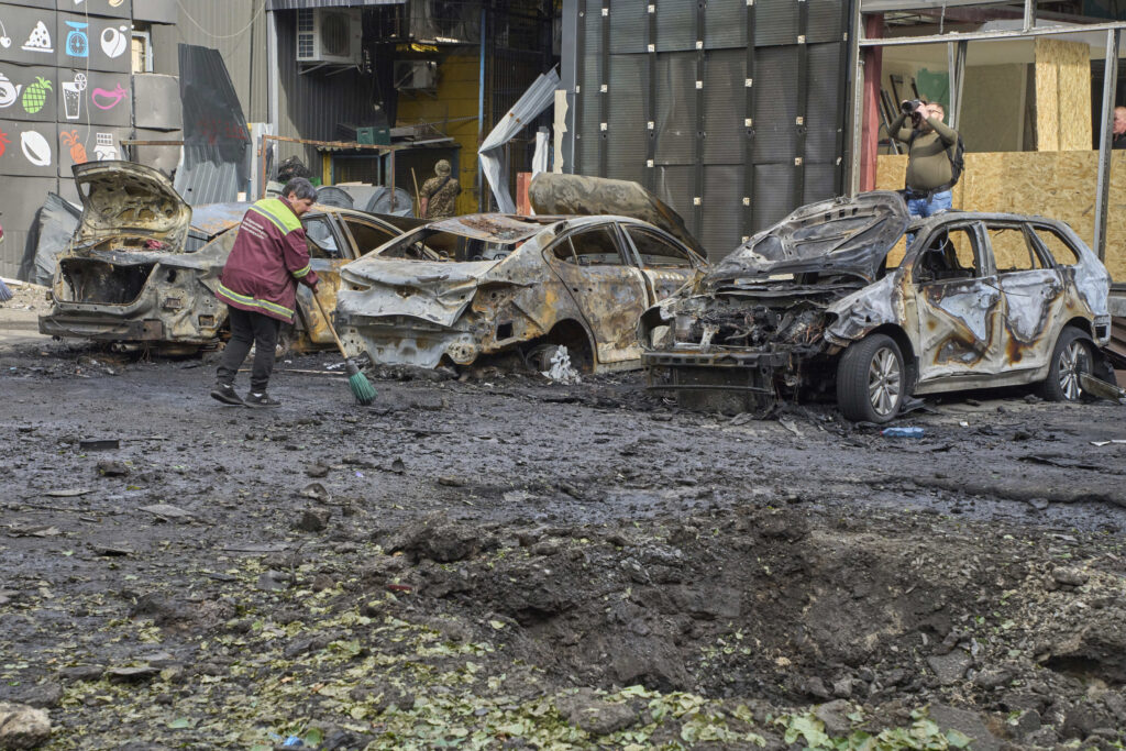 Ucraina, missili e droni russi su Kiev: due morti e otto feriti Ucraina, missili e droni russi su Kiev: due morti e otto feriti