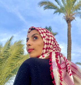 Gaza, l’artista palestinese Noura Al-Qassasiyah: “Non viviamo la vita, le sopravviviamo”