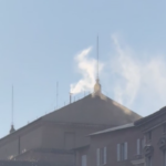 Eletto il nuovo Papa: le immagini della fumata bianca vista dalla piazza