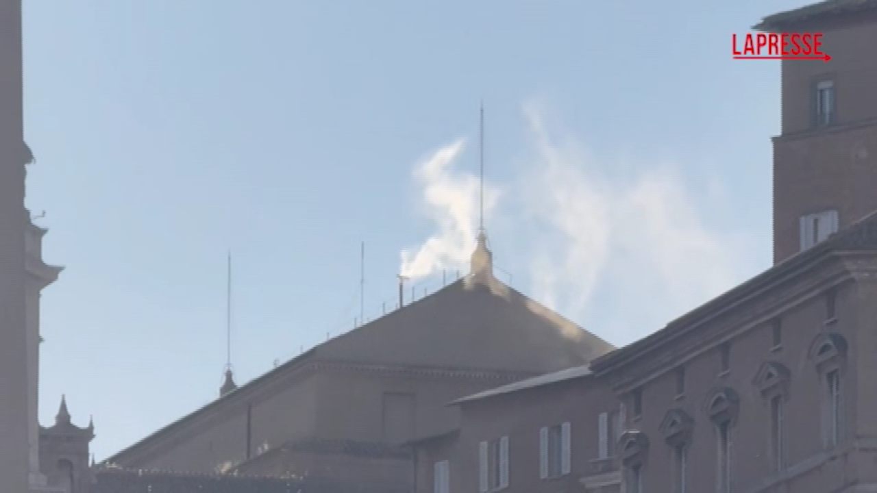 Eletto il nuovo Papa: le immagini della fumata bianca vista dalla piazza Eletto il nuovo Papa: le immagini della fumata bianca vista dalla piazza