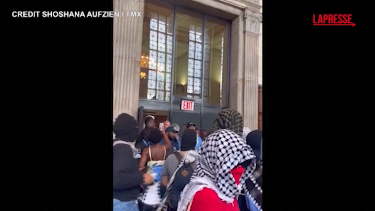 Columbia University, gli scontri nella biblioteca e gli arresti della polizia Columbia University, gli scontri nella biblioteca e gli arresti della polizia