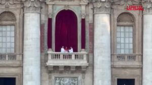 Papa Leone XIV, migliaia di persone pregano assieme a lui in piazza San Pietro