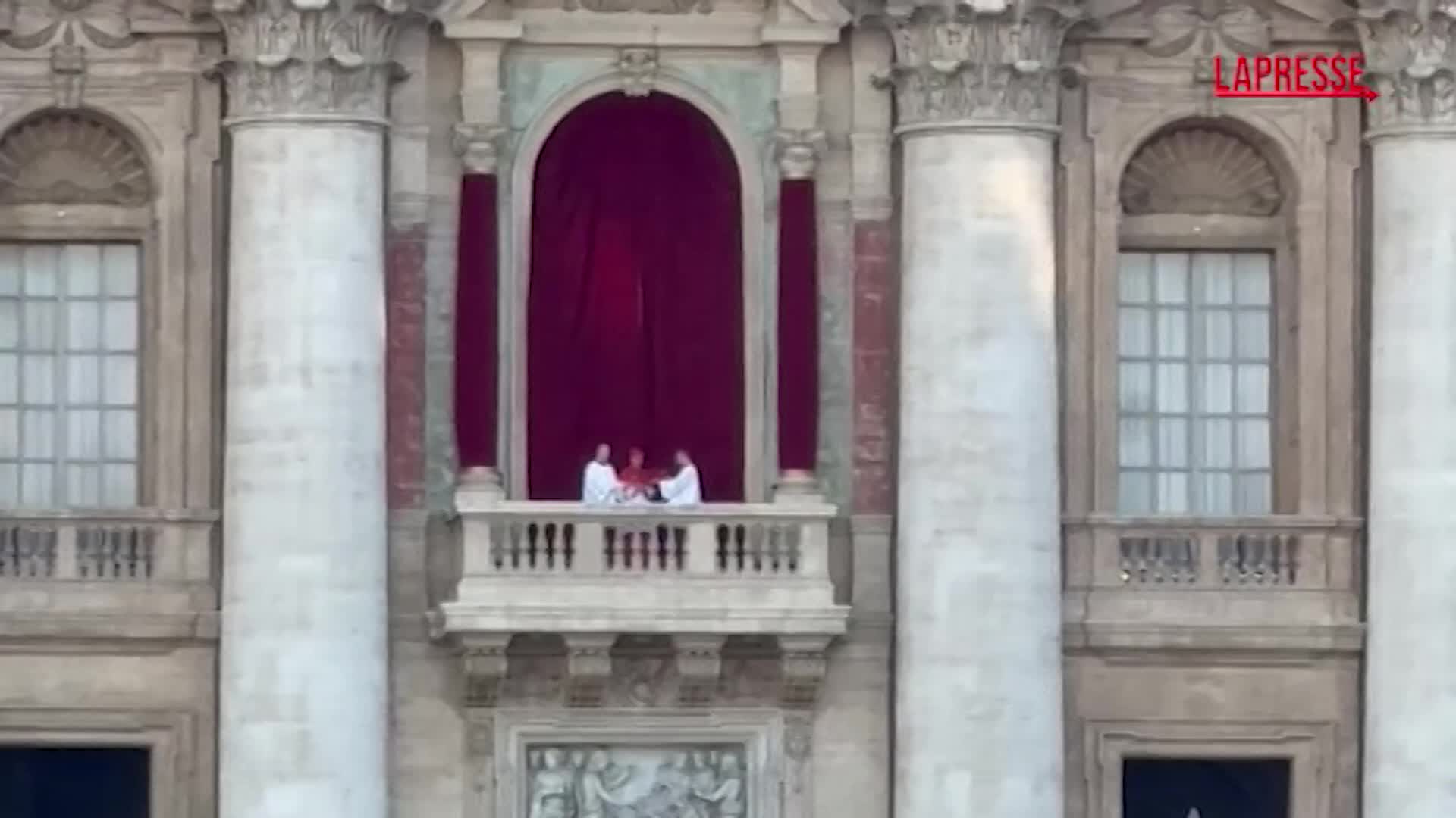Papa Leone XIV, migliaia di persone pregano assieme a lui in piazza San Pietro Papa Leone XIV, migliaia di persone pregano assieme a lui in piazza San Pietro