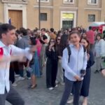 Eletto Papa Leone XIV, canti e balli in piazza: “Siamo peruviani, orgogliosi di lui”