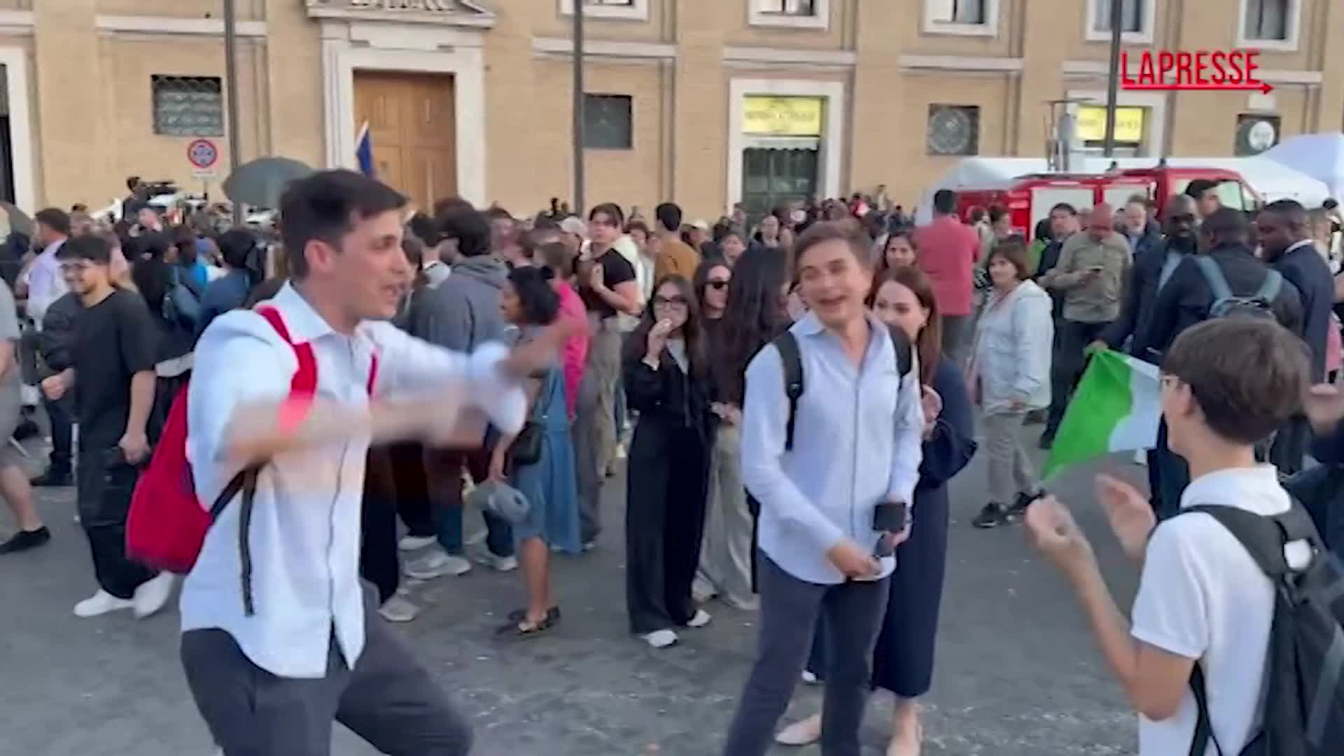 Eletto Papa Leone XIV, canti e balli in piazza: “Siamo peruviani, orgogliosi di lui” Eletto Papa Leone XIV, canti e balli in piazza: “Siamo peruviani, orgogliosi di lui”