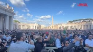 Elezione Papa, i fedeli in piazza: “Speriamo sia Parolin”