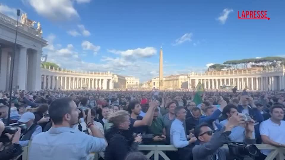 Elezione Papa, i fedeli in piazza: “Speriamo sia Parolin” Elezione Papa, i fedeli in piazza: “Speriamo sia Parolin”
