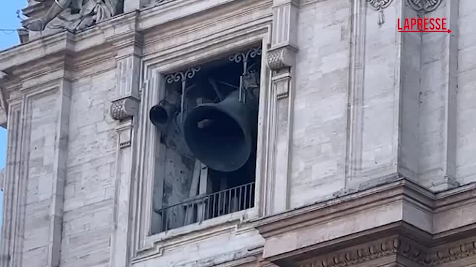 Eletto il nuovo Papa, a San Pietro suonano le campane Eletto il nuovo Papa, a San Pietro suonano le campane